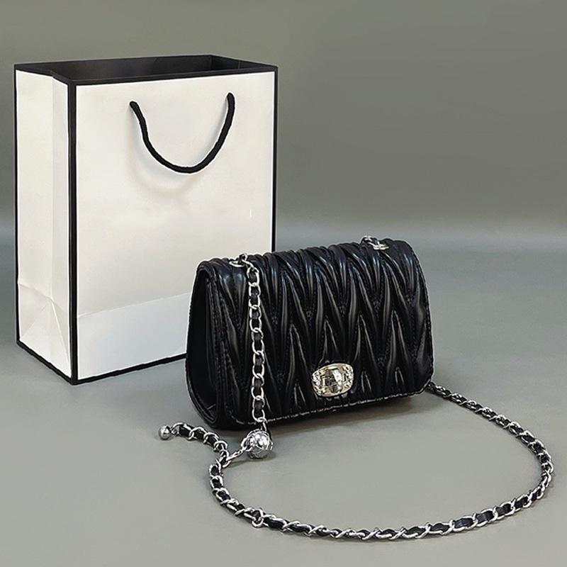 Túi xách IELGY màu trắng đính đá phối dây xích phong cách thời trang