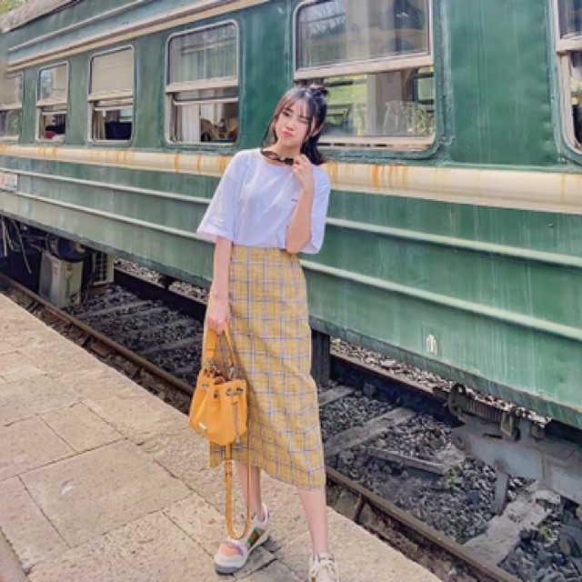 Set váy midi sọc vàng phối áo thun trắng chữ nhẹ nhàng cá tính