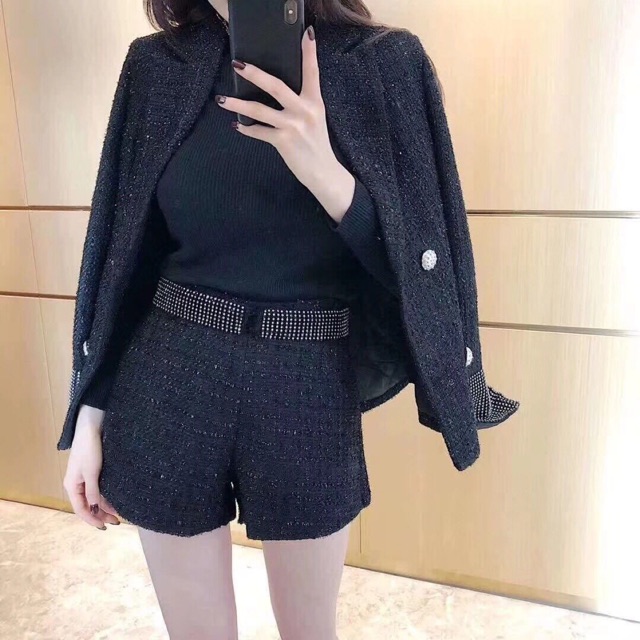 Set dạ cao cấp. Gồm áo vest+ quần dạ. Hàng da cao cấp chuẩn l1 của quảng châu. Có sẵn tại shop hồ ly. Lh mua hàng ib....