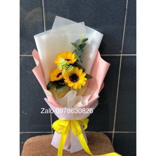 Hoa hướng dương bó 3 bông. Hình chụp bằng cam thường.