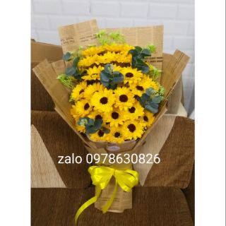 Hoa sáp hướng dương bó 28 bông kết hợp lá táo & bông điểm.