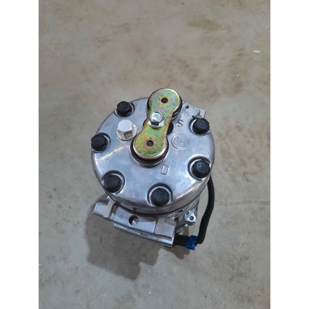 Lốc điều hòa DK1501 lắp xe Century bản 8PK 12V