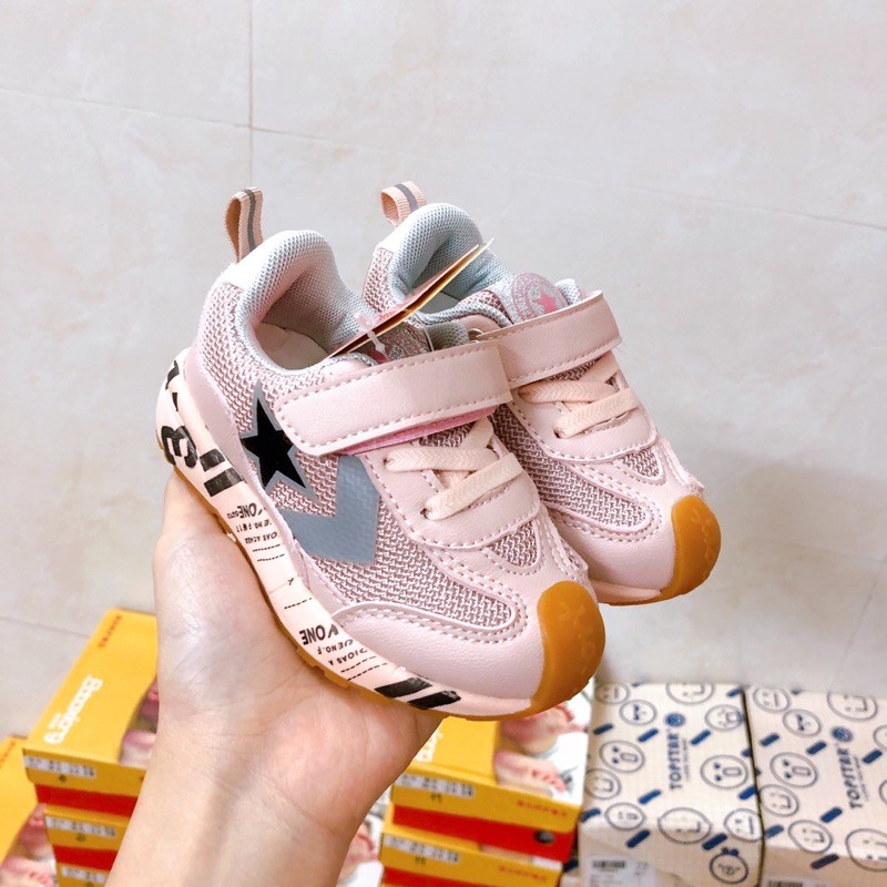 Giày sneaker siêu nhẹ êm chân cho bé