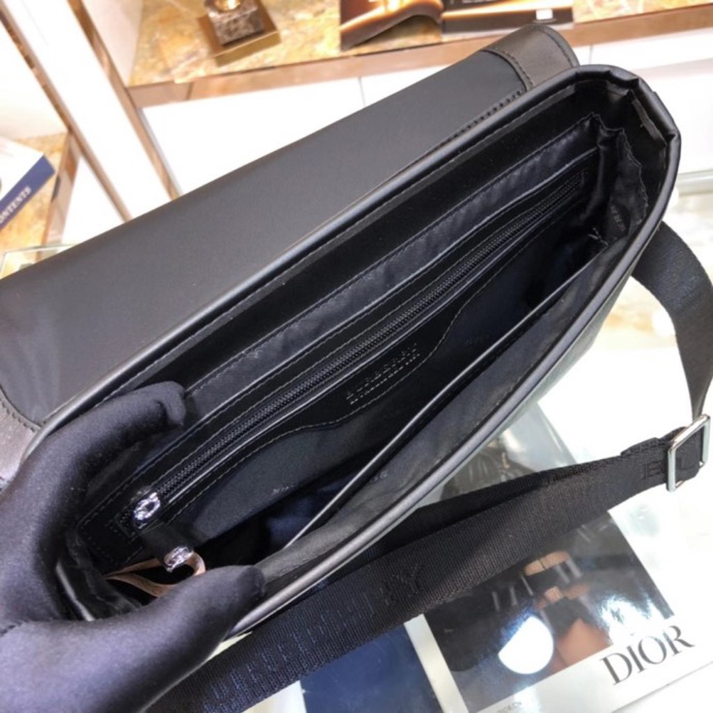 Túi xách nữ Burberry size 31 x 23 x 7cm