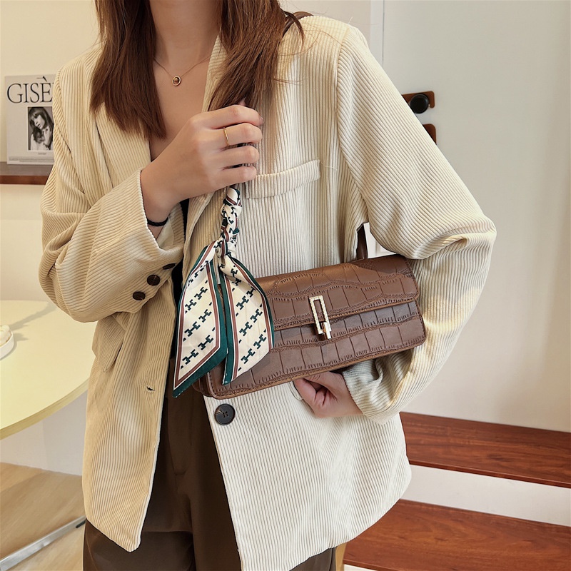 Túi đeo chéo họa tiết dập nổi thời trang thu đông 2021