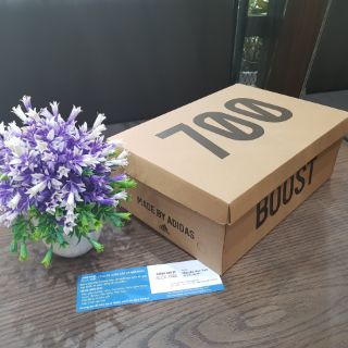 Hộp đựng giày Boost 700