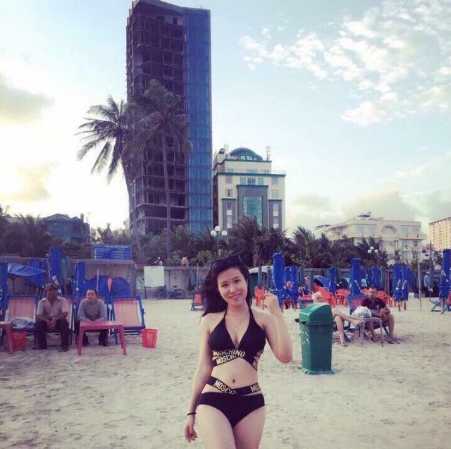 Bikini áo chéo dây quần chip mochino