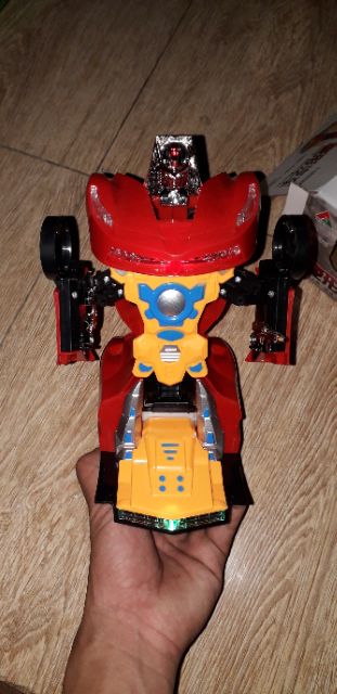 Xe mô hình chạy PIN bằng nhựa biến thành Robot có nhạc và đèn Led tặng kèm PIN