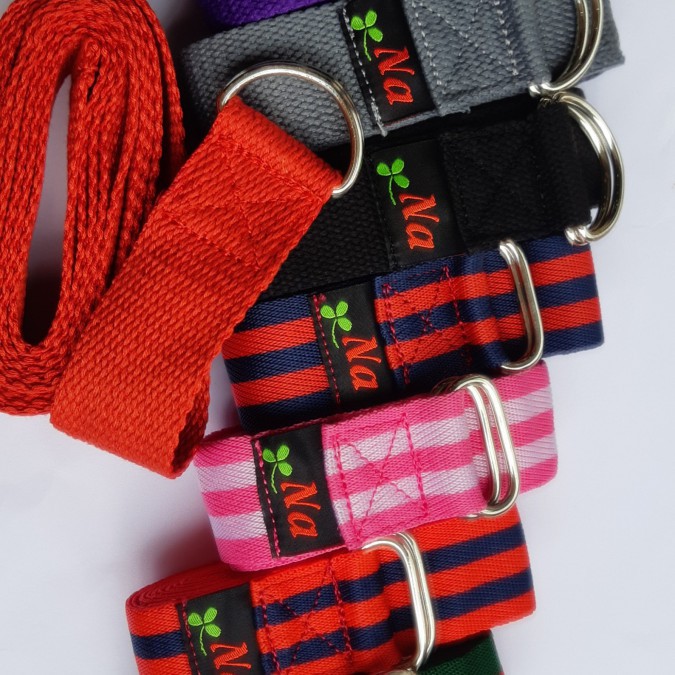 Khăn cotton trãi thảm tập yoga hạt mềm silicon bám thảm chống trơn trượt.