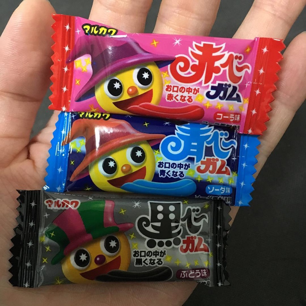 Kẹo cao su nhuộm lưỡi xanh đỏ