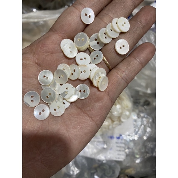nút xà cừ 1,1 cm giá 20 k/ 100 nút