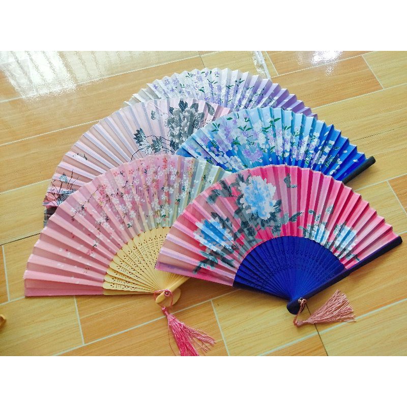 Quạt cầm tay chùm tua rua hoạ tiết hoa