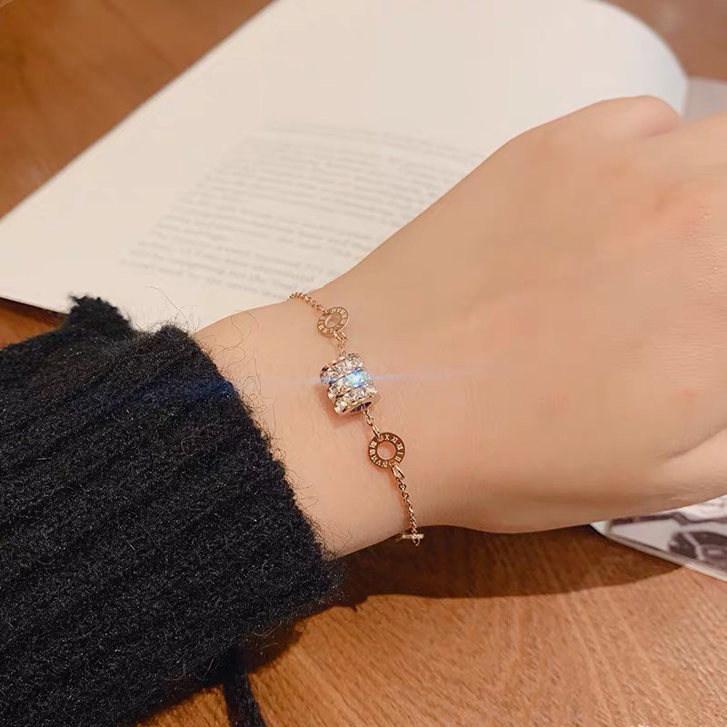 Vòng tay chất liệu thép titan mạ vàng hồng 18k đính đá zircon cỡ nhỏ sang trọng