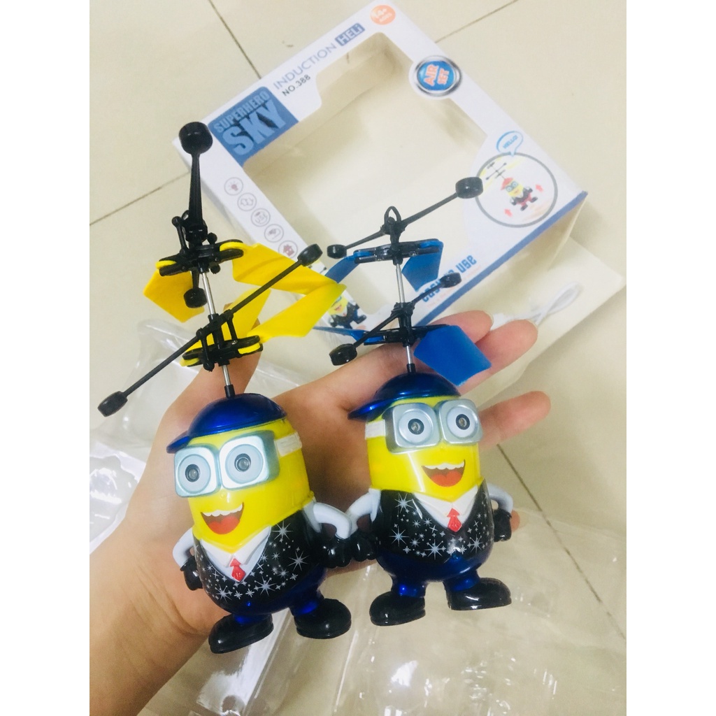 Đồ Chơi Máy Bay Trực thăng Cảm Ứng bằng tay minion cho bé