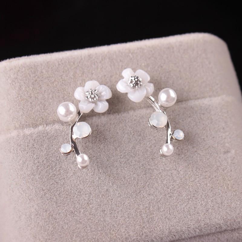 Khuyên tai hoa văn đính hạt giả ngọc trai