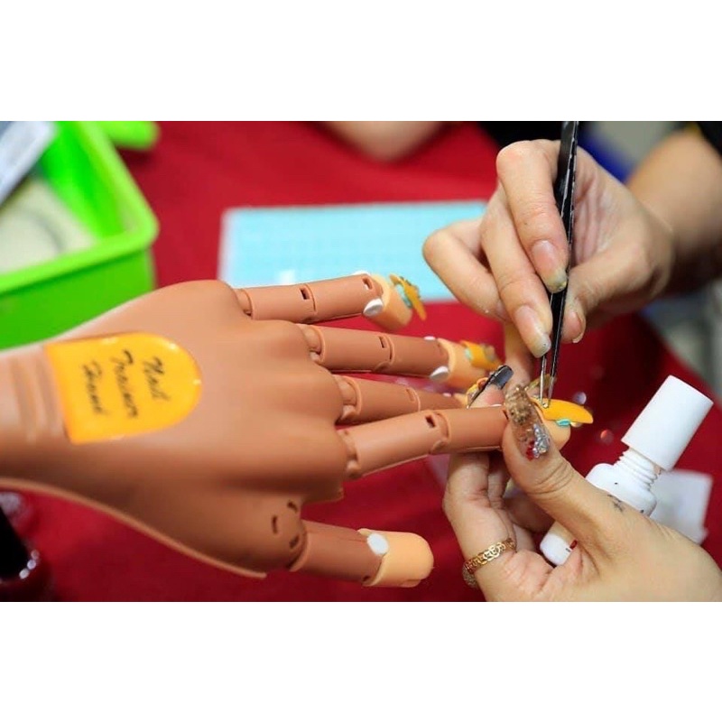 Bàn tay giả học nail