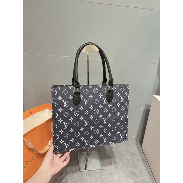 Túi công sở in hoạ tiết l v màu xanh size 35cm