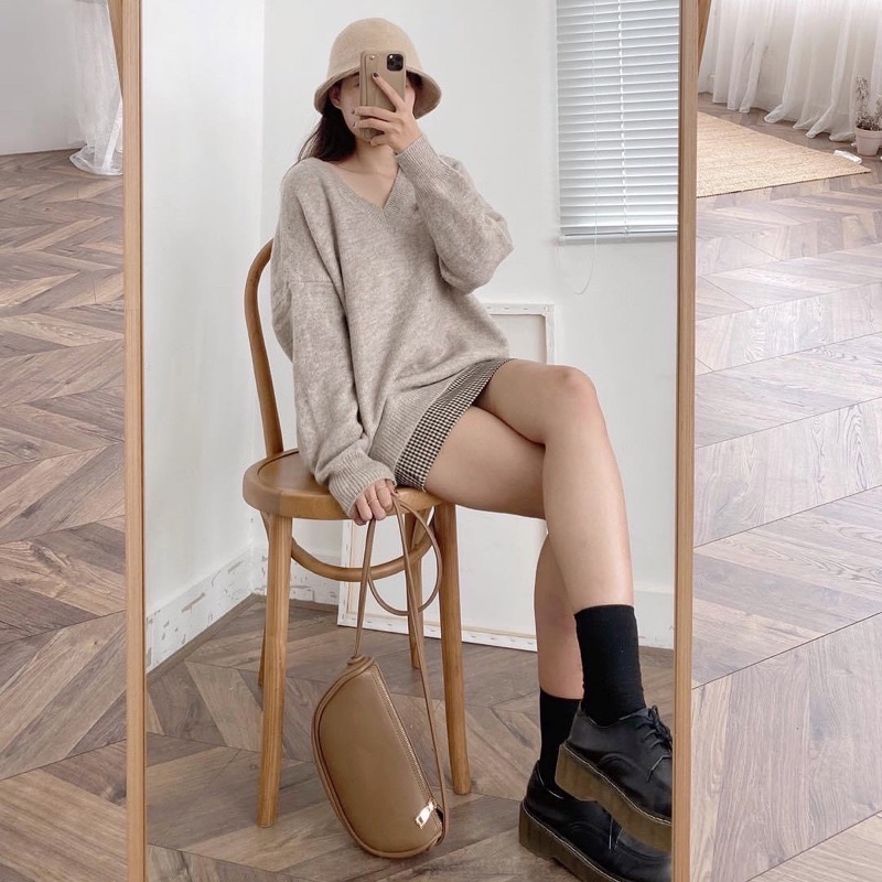 Áo len trơn cổ tim form rộng | BigBuy360 - bigbuy360.vn