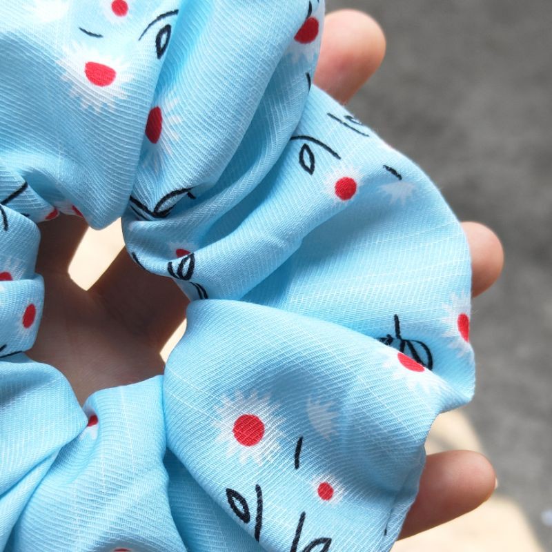 Dây buộc tóc Scrunchies họa tiết hoa cúc xanh