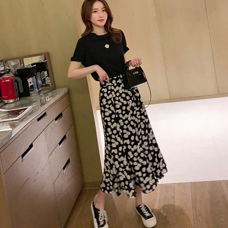 Set áo thun + chân váy hoạ tiết hoa cúc phong cách Hàn Quốc cho nữ | BigBuy360 - bigbuy360.vn