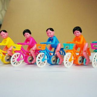 Em bé đi xe đạp chạy cót