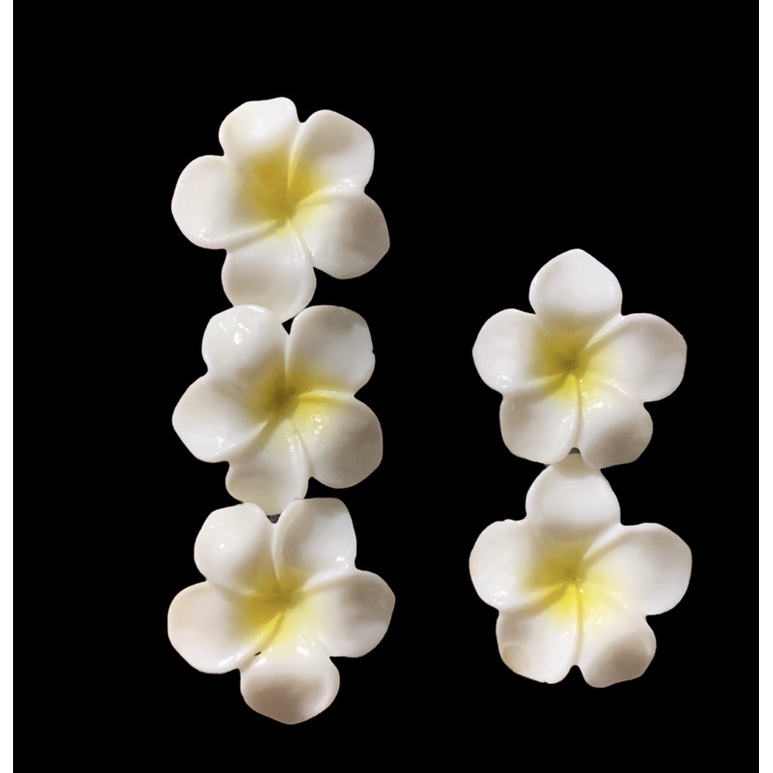 Kẹp tóc hoa sứ siê xinh phối cùng váy đầm TRIPBLE T DRESS