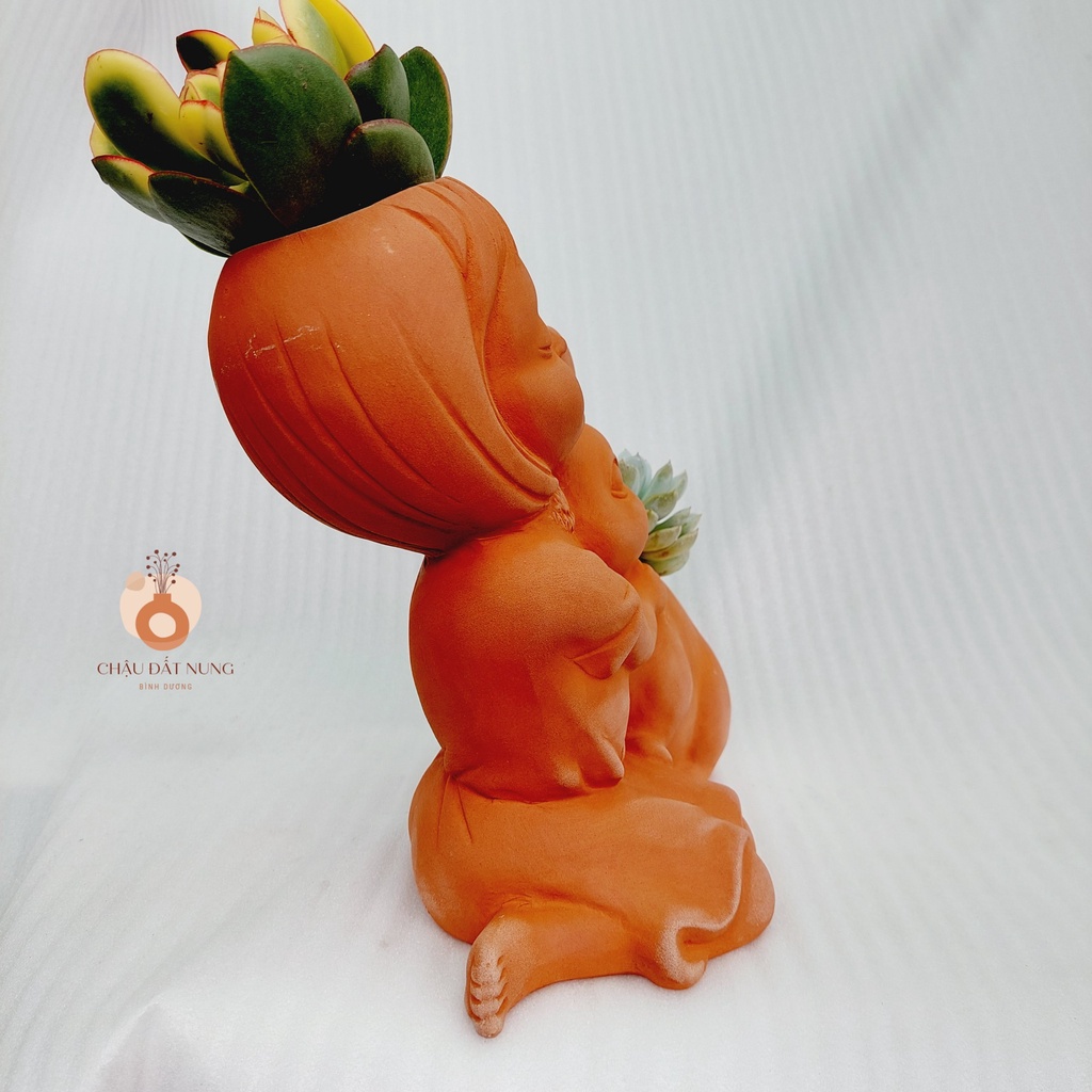 Chậu đất nung, Chậu sen đá - Cô gái Serena và bạn thỏ, miệng chậu 8cm, chiều cao 23cm