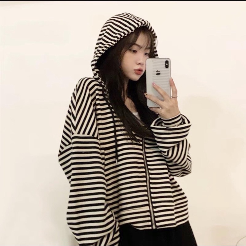 Áo khoác sọc ngang phong cách