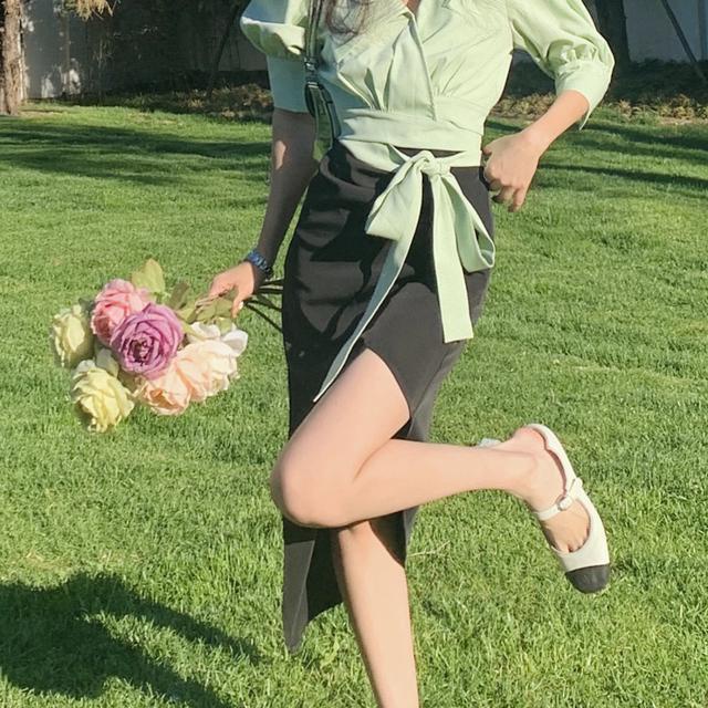 Set áo sơ mi tay phồng cổ búp bê phối dây cột nơ kèm quần đùi thời trang