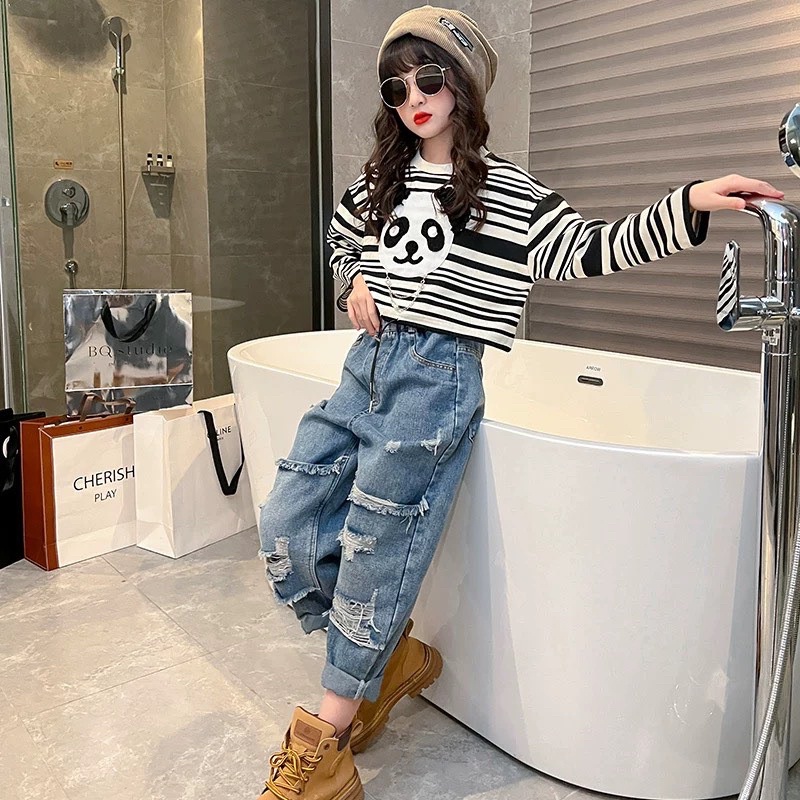 Set áo cotton in tràn thêu mặt gấu quần jean rách bé gái