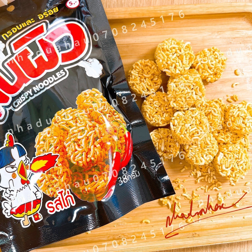 Một lốc gồm 12 gói snack mì viên vị gà cay Thái Lan màu đen gói 20 gam x12
