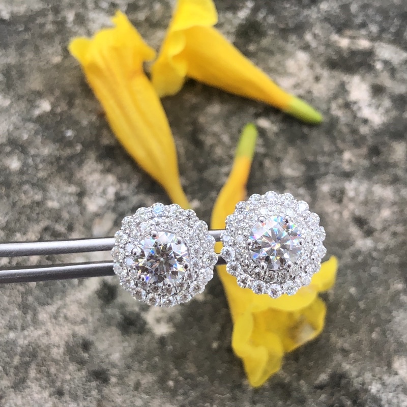 Bông tai Moissanite: Viên chủ Moissanite 5,4ly, viên tấm Moissanite; Bạc mạ bạch kim