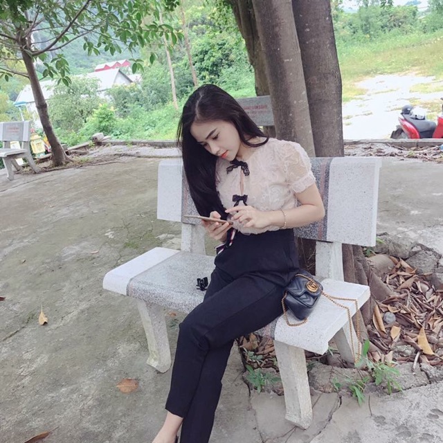 Áo ren mềm sơ mi yêu xinh kinh khủng luôn chị em ạ . Nhìn tiểu thư nhẹ nhàng mix cùng chân váy hay quần tregging