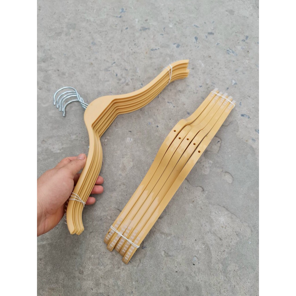Móc Treo Quấn Áo Bằng Nhựa Giá Rẻ Màu Vàng Cực Đẹp, Có Đệm Silicon Chống Trượt, Chống Trôi Áo Của Shop