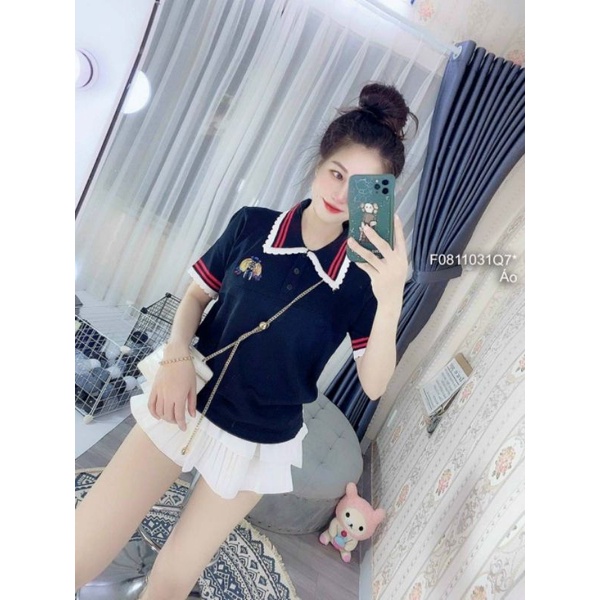 Áo kiểu ngực thêu hình ong cổ bẻ tay con phối viền sọc đỏ hàng QC!