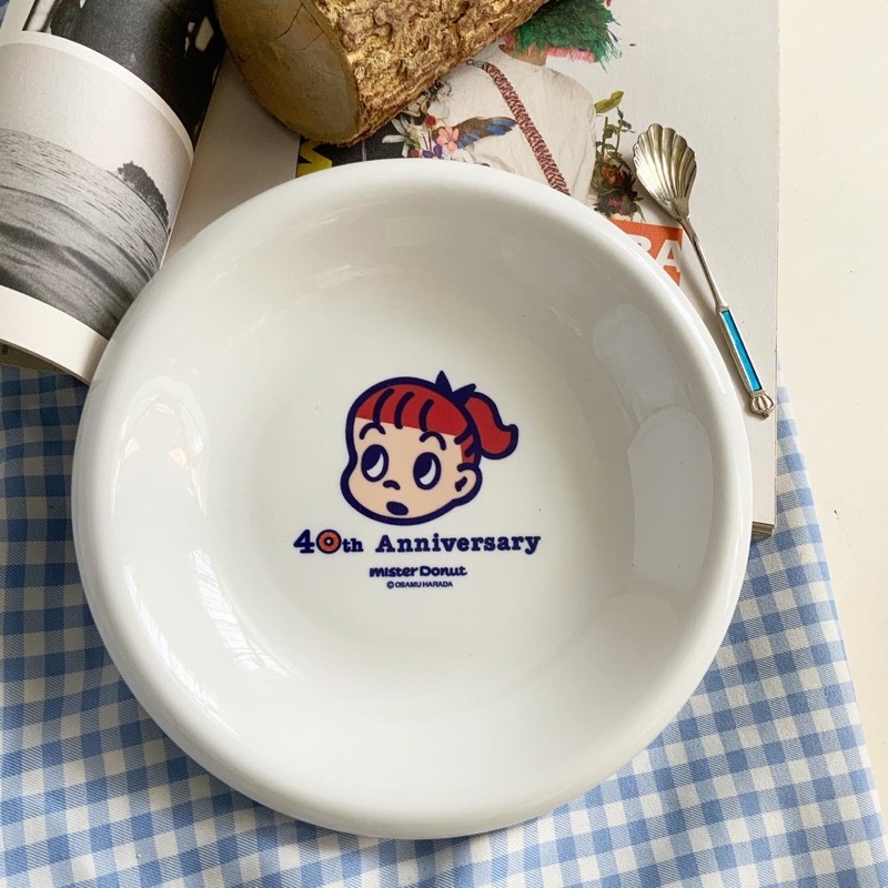 Dĩa mister Donut cô gái