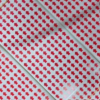 100 Tờ tem mũi tên dán lỗi sản phẩm, kích thước 10x10 mm dành cho ngành may mặc.