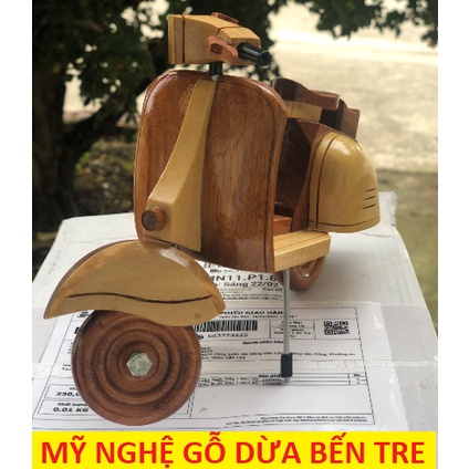 Xe Vespa làm bằng gỗ - my nghe go dua Ben Tre