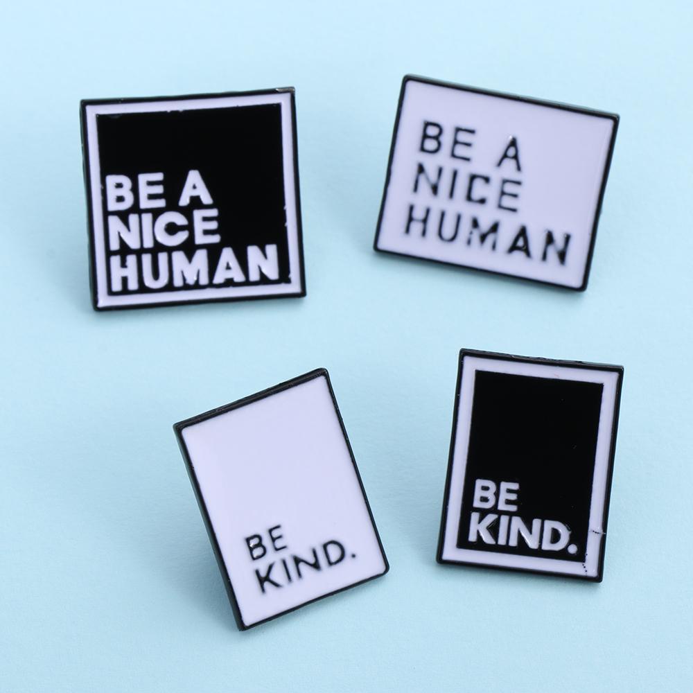 Ghim Cài Áo Tráng Men Màu Trắng Đen Chữ BE A NICE HUMAN