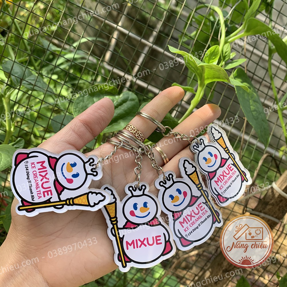 Móc khóa hình dũng sĩ kem, móc khóa logo thương hiệu kem mixue, chất liệu mica sáng bóng và sịn sò