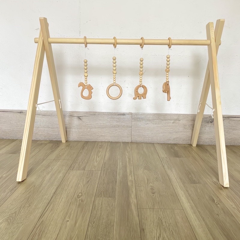 Kệ đồ chơi giúp bé phát triển toàn diện, Kệ gỗ chữ A treo đồ chơi an toàn cho bé - Decor Fancy