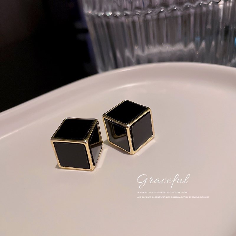 Bông Tai Hình Khối Vuông Đơn Giản Dành Cho Nữ