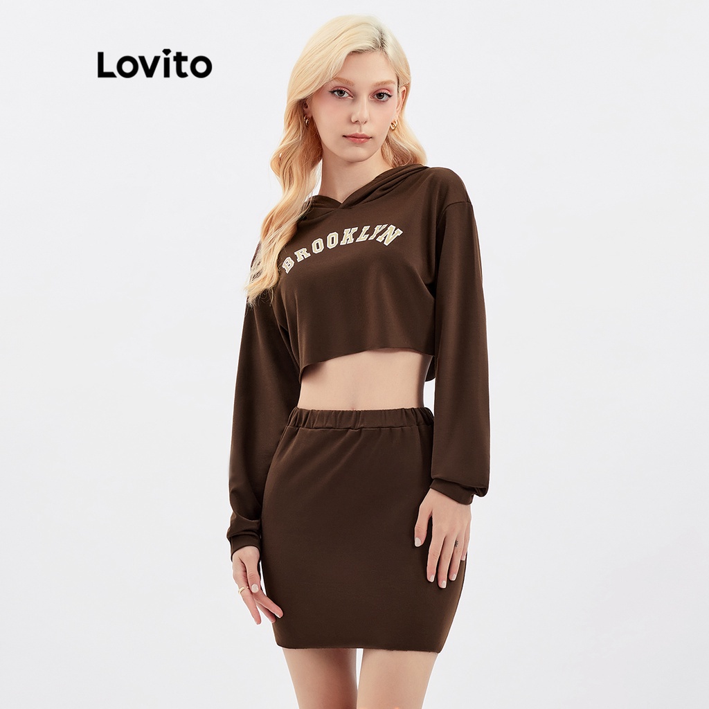 Set Lovito gồm áo hoodie croptop in chữ và chân váy phong cách thường ngày L30AD015 (màu nâu)
