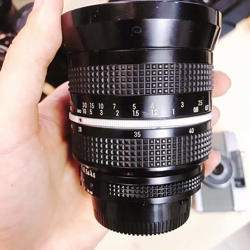 Ống kính MF Zoom-Nikkor 28-45mm F4.5 dùng tốt cho máy số Nikon
