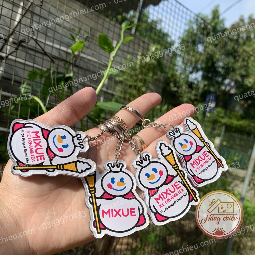 Móc khóa hình dũng sĩ kem, móc khóa logo thương hiệu kem mixue, chất liệu mica sáng bóng và sịn sò