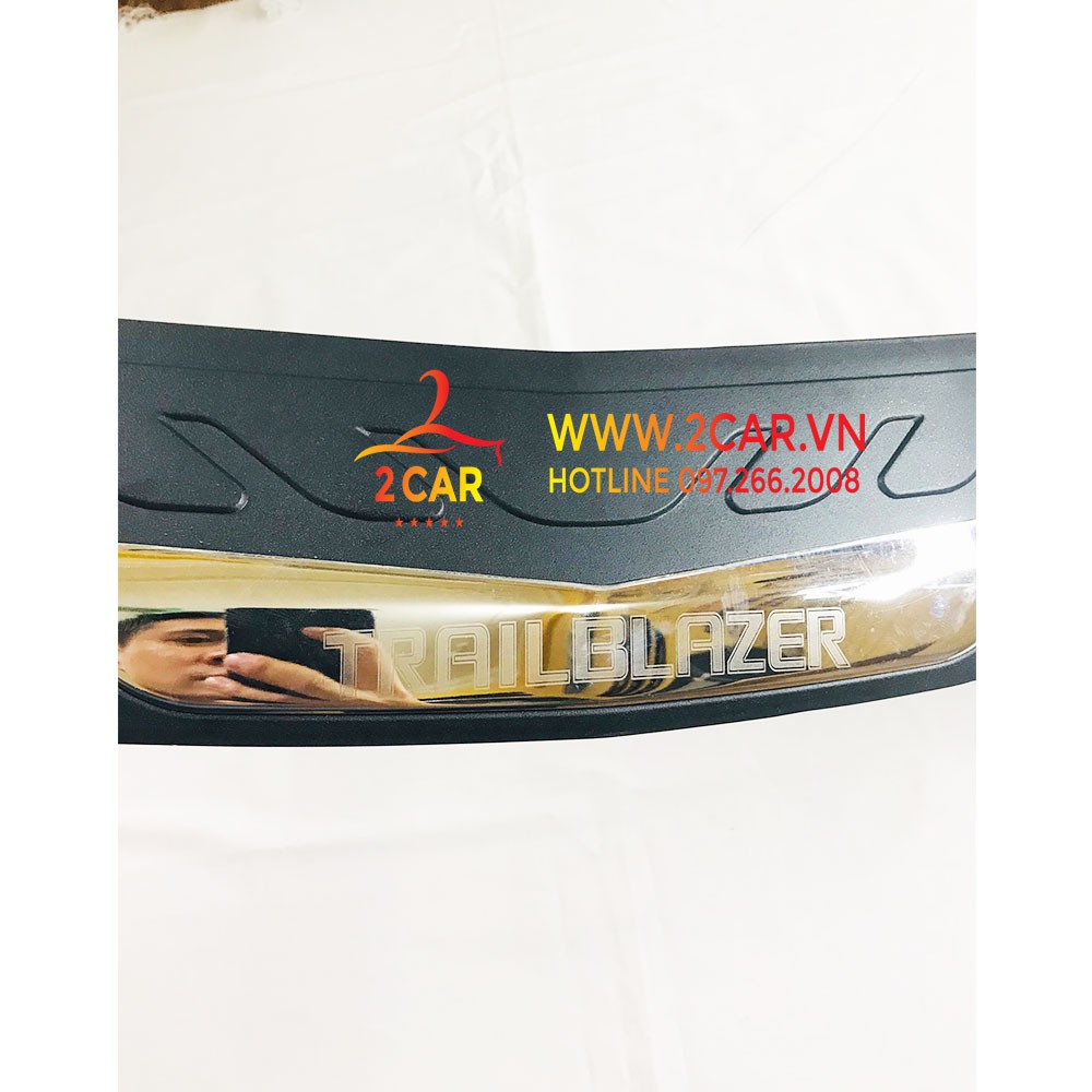 Ốp chống trầy cốp ngoài Trailblazer nhựa ABS cao cấp