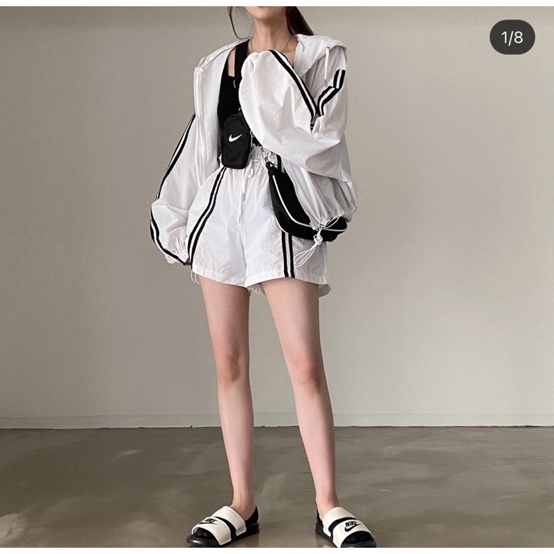 Set khoác dù phối áo ba lỗ đen kèm quần shorts viền sọc