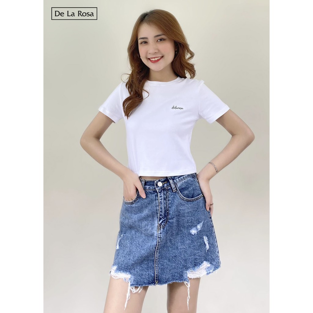 Áo thun croptop cổ tròn thêu chữ nữ tính trẻ trung- De La Rosa