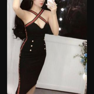 Đầm cúp hở ngực phối dây sọc