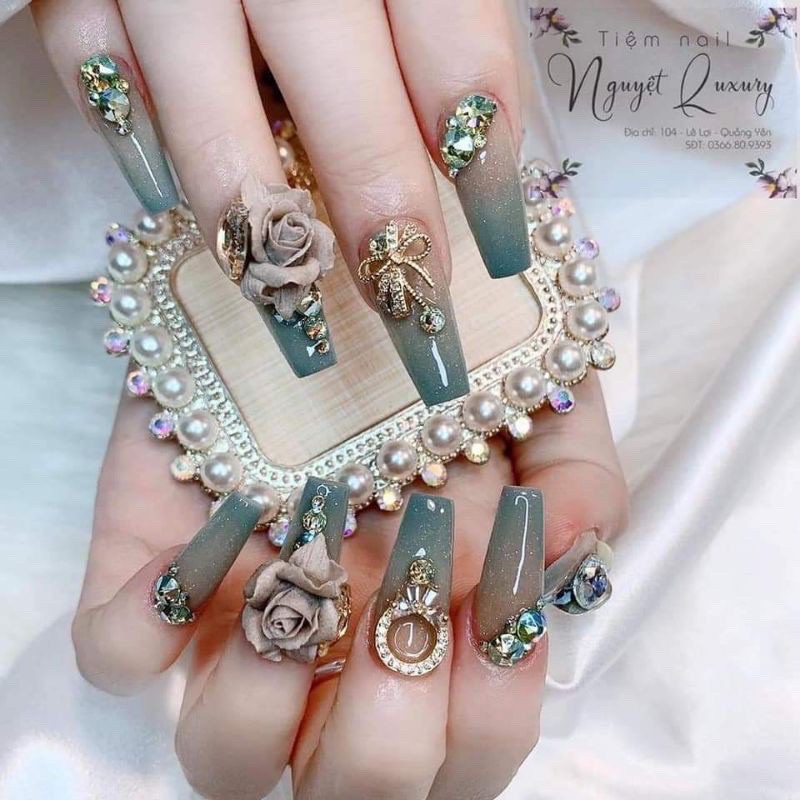 Nailbox Nuna móng úp thiết kế móng tay giả đính charm đá hoa bột hoành tráng siêu sang chảnh. inbox tư vấn. có now ship